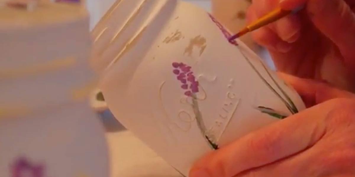 She Puts Lavender And Green Paint On Mason Jars, But What She Does Next Is So Clever! | DIY Joy Projects and Crafts Ideas