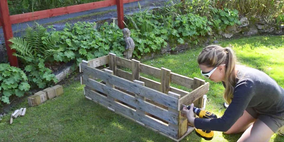 You Won’t Believe What She Makes Out Of A Simple Wooden Pallet. Watch! | DIY Joy Projects and Crafts Ideas