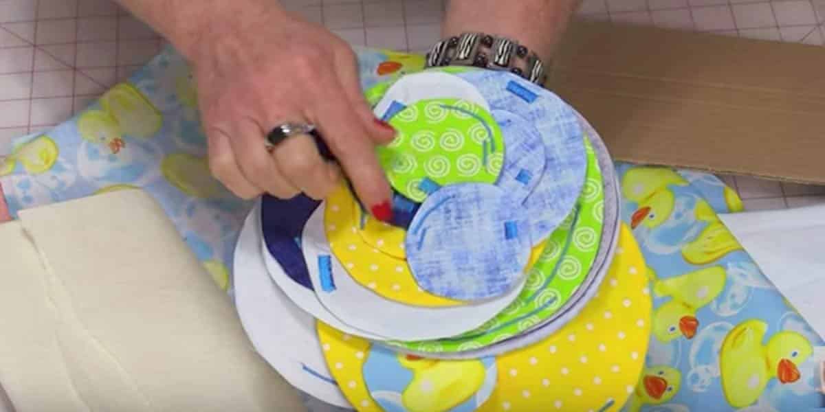 She Cuts Circles In Several Sizes And What She Does With Them Is So Unique. Watch! | DIY Joy Projects and Crafts Ideas