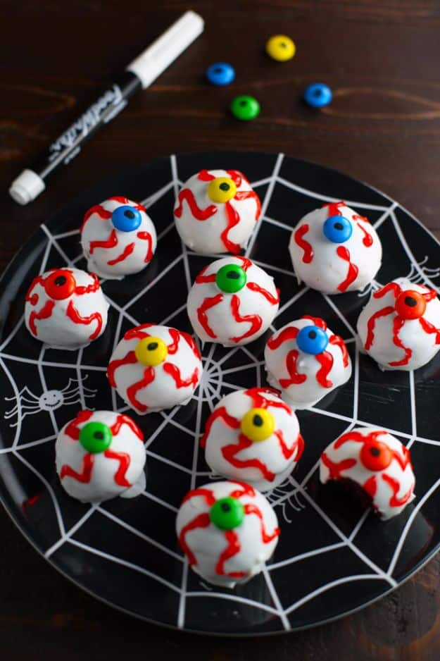 Best Halloween Party Snacks - Eyeball OREO Truffles - Healthy Ideas for Kids for School, Teens and Adults - Easy and Quick Recipes and Idea for Dips, Chips, Spooky Cookies and Treats - Appetizers and Finger Foods Made With Vegetables, No Candy, Cheap Food, Scary DIY Party Foods With Step by Step Tutorials #halloween #halloweenrecipes #halloweenparty