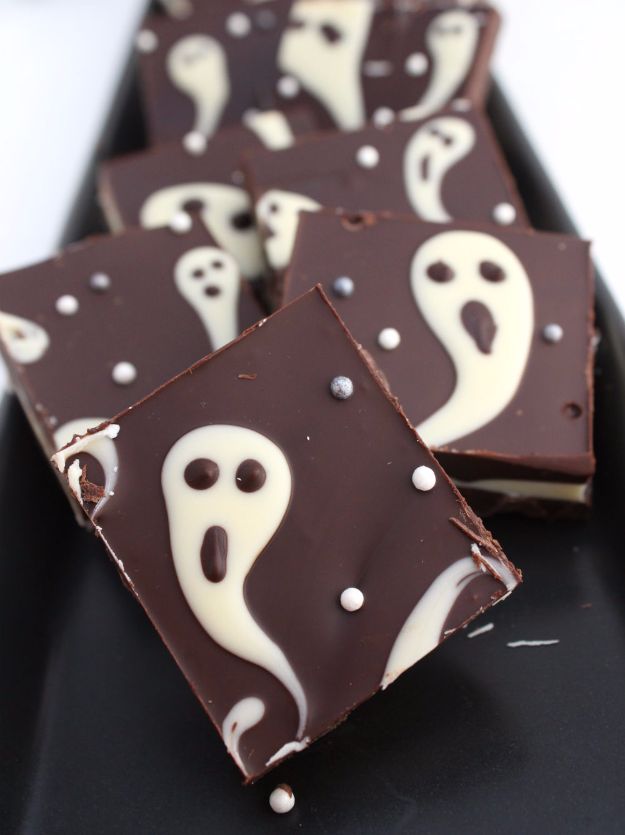 Best Halloween Party Snacks - Ghastly Candy Bark - Healthy Ideas for Kids for School, Teens and Adults - Easy and Quick Recipes and Idea for Dips, Chips, Spooky Cookies and Treats - Appetizers and Finger Foods Made With Vegetables, No Candy, Cheap Food, Scary DIY Party Foods With Step by Step Tutorials #halloween #halloweenrecipes #halloweenparty