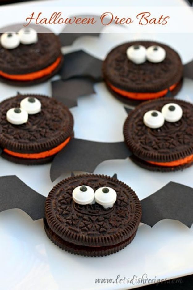 Best Halloween Party Snacks - Halloween Oreo Bats - Healthy Ideas for Kids for School, Teens and Adults - Easy and Quick Recipes and Idea for Dips, Chips, Spooky Cookies and Treats - Appetizers and Finger Foods Made With Vegetables, No Candy, Cheap Food, Scary DIY Party Foods With Step by Step Tutorials #halloween #halloweenrecipes #halloweenparty