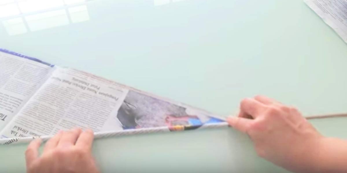 She Rolls Up Newspapers With A Skewer And It’s Amazing What She Does Next. Watch! | DIY Joy Projects and Crafts Ideas