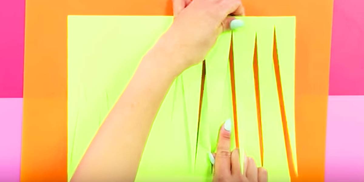 She Cuts Long Narrow Triangles In Green Card Stock And You’ll Love What She Does Next | DIY Joy Projects and Crafts Ideas