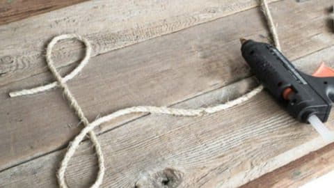 She Glues Rope On Pallet Wood And What She Does Next Is Full Of Rustic Charm! | DIY Joy Projects and Crafts Ideas