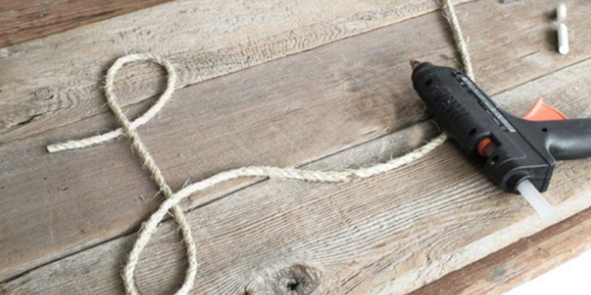 She Glues Rope On Pallet Wood And What She Does Next Is Full Of Rustic Charm! | DIY Joy Projects and Crafts Ideas