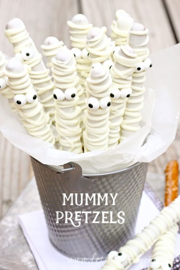 Best Halloween Party Snacks - White Chocolate Mummy Pretzels - Healthy Ideas for Kids for School, Teens and Adults - Easy and Quick Recipes and Idea for Dips, Chips, Spooky Cookies and Treats - Appetizers and Finger Foods Made With Vegetables, No Candy, Cheap Food, Scary DIY Party Foods With Step by Step Tutorials #halloween #halloweenrecipes #halloweenparty