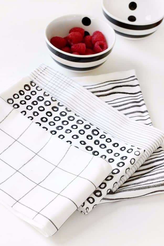 DIY Napkins and Placemats - Black And White Printed Napkins - Easy Sewing Projects, Cute No Sew Ideas and Creative Ways To Make a Napkin or Placemat - Quick DIY Gift Ideas for Friends, Family and Awesome Home Decor - Cheap Do It Yourself Kitchen Decor - Simple Wedding Gifts You Can Make On A Budget 
