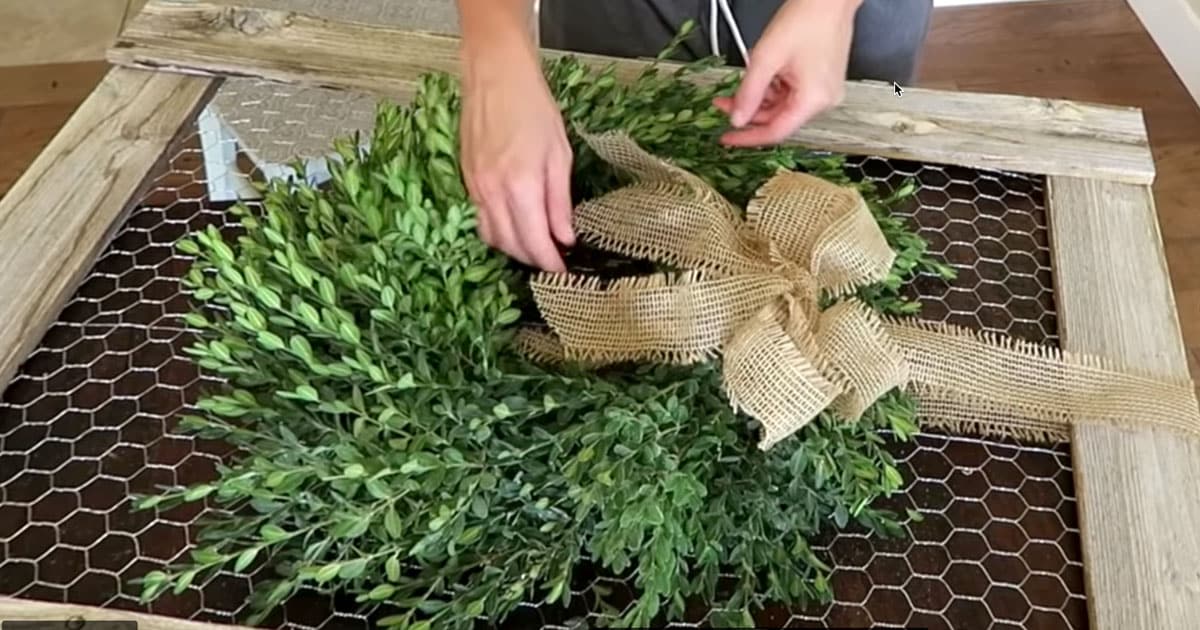 DIY Boxwood Farmhouse Wreath | DIY Joy Projects and Crafts Ideas