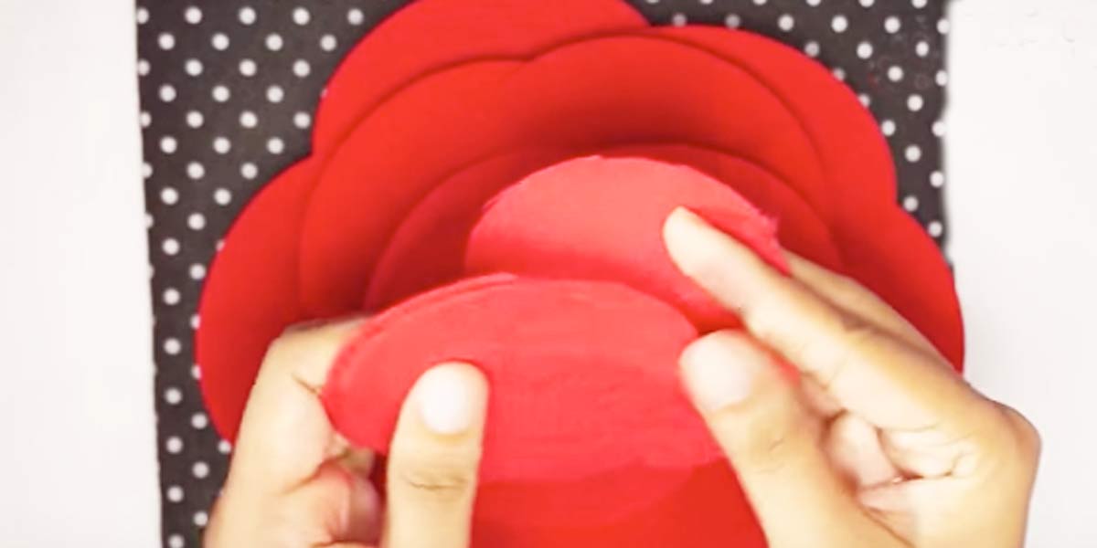 She Cuts A Bunch Of Red Circles Out Of Felt And Makes A Beautiful Piece You’ll Love! | DIY Joy Projects and Crafts Ideas