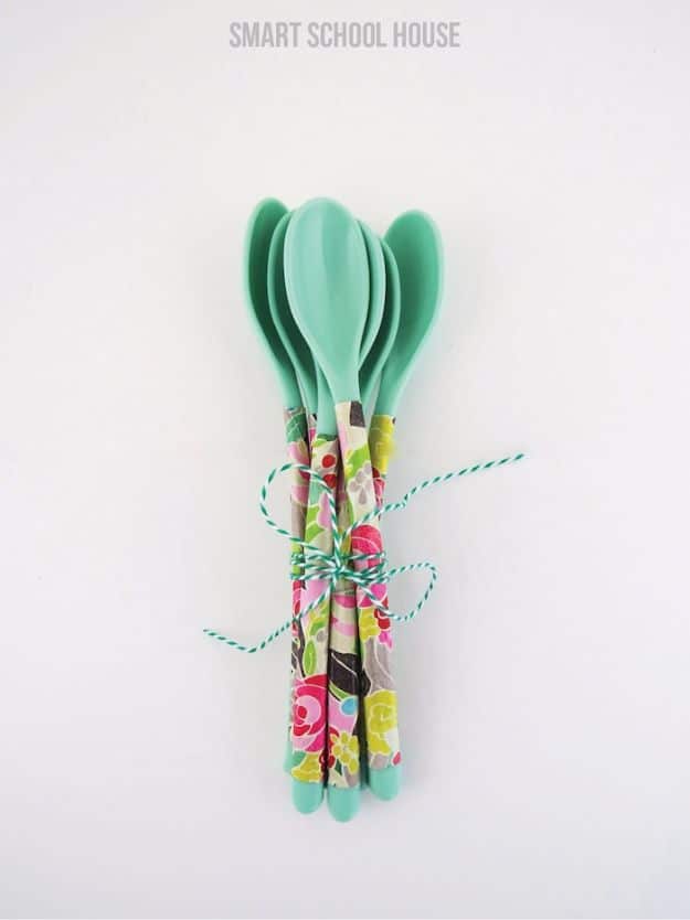 Last Minute Christmas Gifts - DIY Floral Spoons - Quick DIY Gift Ideas and Easy Christmas Presents To Make for Mom, Dad, Family and Friends - Dollar Store Crafts and Cheap Homemade Gifts 