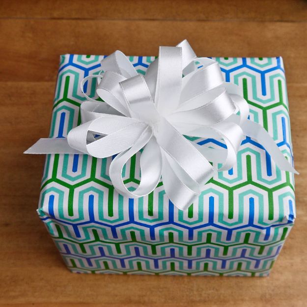 Creative Bows For Packages - Floral Bouquet Bow - Make DIY Bows for Christmas Presents and Holiday Gifts - Cute and Easy Ideas for Making Your Own Bows and Ribbons - Step by Step Tutorials and Instructions for Tying A Bow - Cheap and Crafty Gift Wrapping Ideas on A Budget #diy #gifts #giftwrapping #christmasgifts