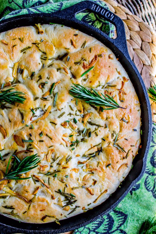 Healthy Thanksgiving Recipes - Garlic and Rosemary Skillet Bread - Low fat Versions of Your Favorite Holiday Recipe for Turkey, Stuffing, Gravy, Pie and Desserts, Appetizers, Vegetables and Side Dishes like Spinach, Broccoli, Cranberries, Mashed Potatoes, Sweet Potatoes and Green Beans - Easy and Quick Last Minute Thanksgiving Recipes for Low Carb, Low Fat and Clean Eating Diet 