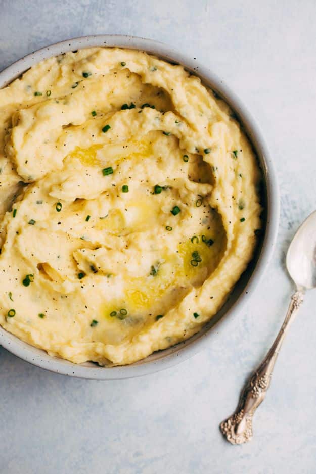 Best Thanksgiving Side Dishes - Seriously Amazing Cheddar Mashed Potatoes - Easy Make Ahead and Crockpot Versions of the Best Thanksgiving Recipes #thanksgiving #recipes