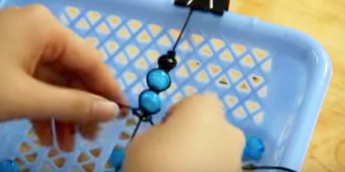 She Uses A Cool Technique To Tie Knots And Beads, Making An Item That You’ll Love! | DIY Joy Projects and Crafts Ideas