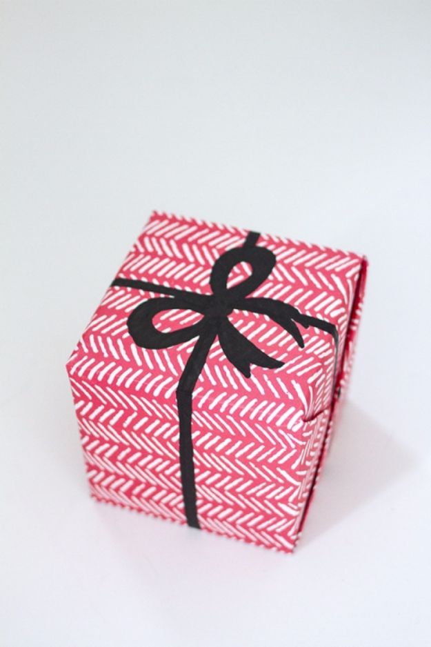 Easy and Quick Gift Wrapping Ideas For Packages - Sharpie Bow - Make DIY Bows for Christmas Presents and Holiday Gifts - Cute and Easy Ideas for Making Your Own Bows and Ribbons - Step by Step Tutorials and Instructions for Tying A Bow - Cheap and Crafty Gift Wrapping Ideas on A Budget #diy #gifts #giftwrapping #christmasgifts