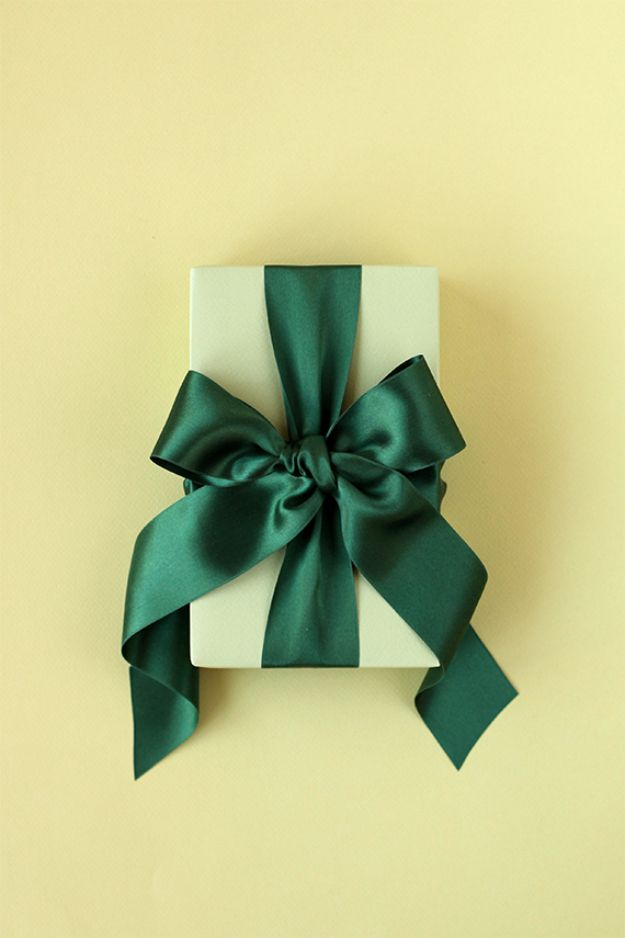 Creative Bows For Packages - Tie A Perfect Bow - Make DIY Bows for Christmas Presents and Holiday Gifts - Cute and Easy Ideas for Making Your Own Bows and Ribbons - Step by Step Tutorials and Instructions for Tying A Bow - Cheap and Crafty Gift Wrapping Ideas on A Budget #diy #gifts #giftwrapping #christmasgifts