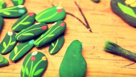 An Incredible Piece Of Artwork With Pebbles…Watch Happens When She Puts Them Together! | DIY Joy Projects and Crafts Ideas