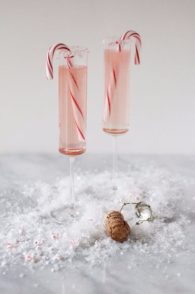 Best Drink Recipes for New Years Eve - Peppermint White Christmas - Creative Cocktails, Drinks, Champagne Toasts, and Punch Mixes for A New Year's Eve Party - Ideas for Serving, Glasses, Fun Ideas for Shots and Cocktails - Easy Vodka Recipes, Non Alcoholic, Whisky Rum and Party Punches #newyearseve