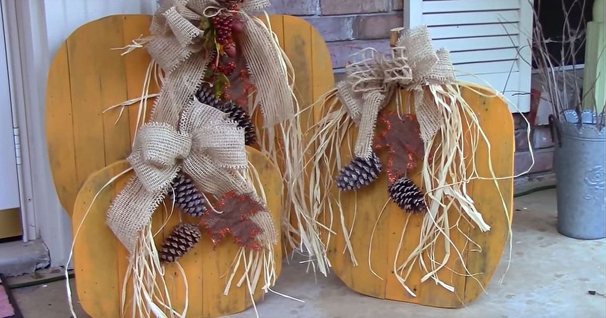 Turn Pallets into Pumpkins for The Porch With This DIY | DIY Joy Projects and Crafts Ideas