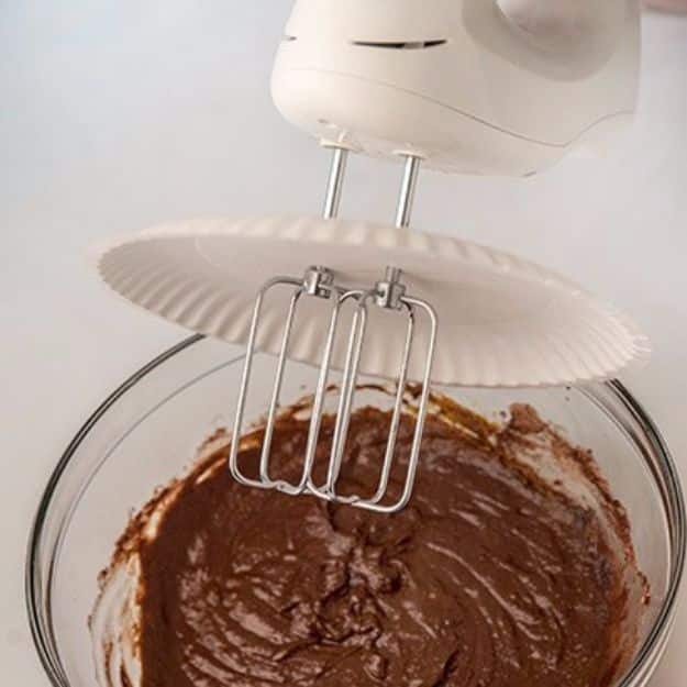 Baking Hacks - Avoid Batter Splatter - A List of Easy Hacks For Your Favorite Baking Recipes - Simple Tips and Tricks To Use When You Bake - Quick Ways to Bake Cake, Cupcakes, Desserts and Cookies - Best Kitchen Lifehacks for Bakers Favorite DIY Recipe 