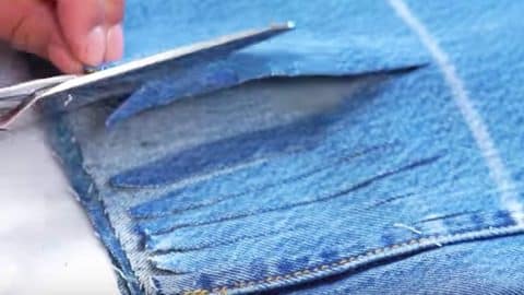 She Does Something Chic, Stylish And Super Easy To Her Jeans. Watch! | DIY Joy Projects and Crafts Ideas