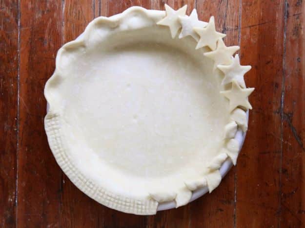 Baking Hacks - Make Decorative Pie Crust - A List of Easy Hacks For Your Favorite Baking Recipes - Simple Tips and Tricks To Use When You Bake - Quick Ways to Bake Cake, Cupcakes, Desserts and Cookies - Best Kitchen Lifehacks for Bakers Favorite DIY Recipe 