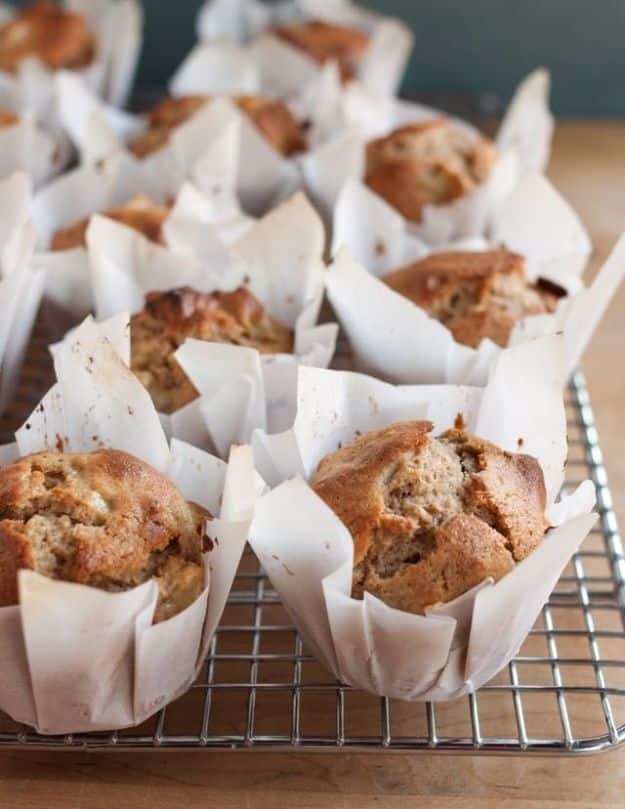 Baking Hacks - Make Muffin Liners out of Parchment Paper - A List of Easy Hacks For Your Favorite Baking Recipes - Simple Tips and Tricks To Use When You Bake - Quick Ways to Bake Cake, Cupcakes, Desserts and Cookies - Best Kitchen Lifehacks for Bakers Favorite DIY Recipe 