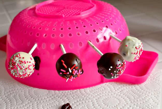 Baking Hacks - Put Cake Pops In A Colander To Dry And Harden - A List of Easy Hacks For Your Favorite Baking Recipes - Simple Tips and Tricks To Use When You Bake - Quick Ways to Bake Cake, Cupcakes, Desserts and Cookies - Best Kitchen Lifehacks for Bakers Favorite DIY Recipe 