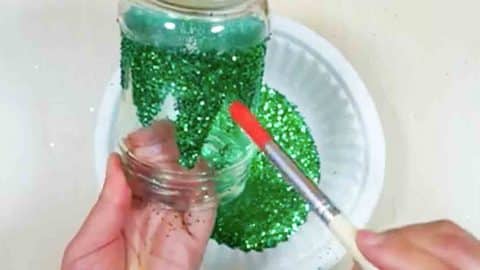 She Puts Green Glitter On A Mason Jar And What She Does Next Is Gorgeous! | DIY Joy Projects and Crafts Ideas