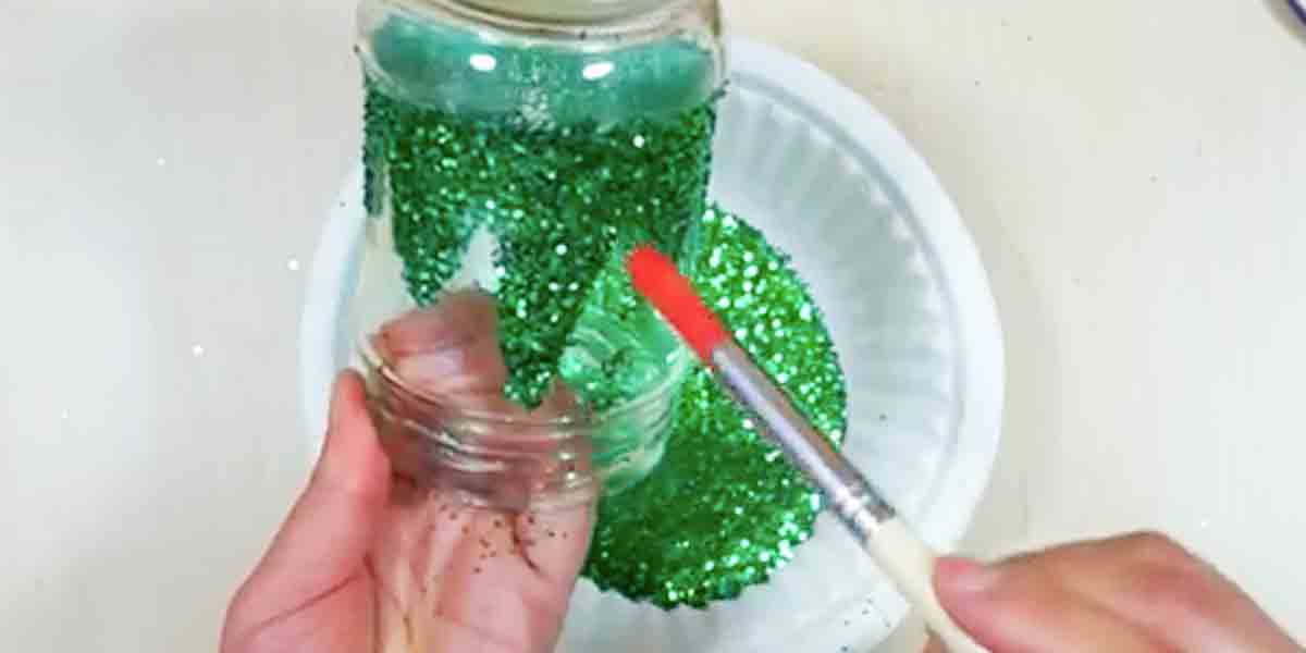 She Puts Green Glitter On A Mason Jar And What She Does Next Is Gorgeous! | DIY Joy Projects and Crafts Ideas