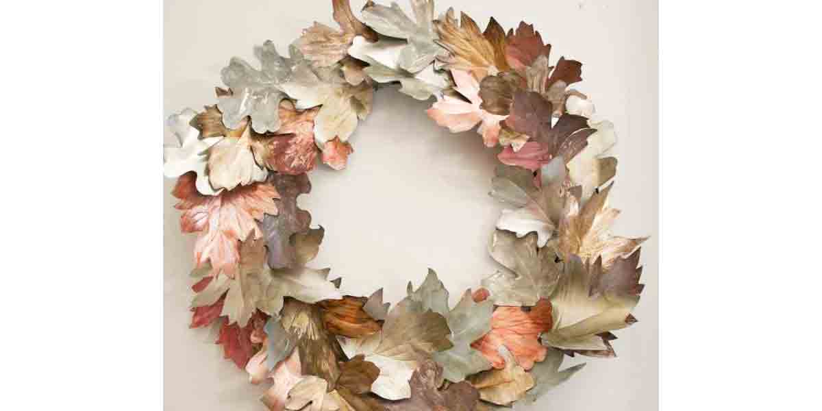 She Flattens A Soda Can, Cuts Out Leaves And Makes An Incredible Wreath. Brilliant! | DIY Joy Projects and Crafts Ideas