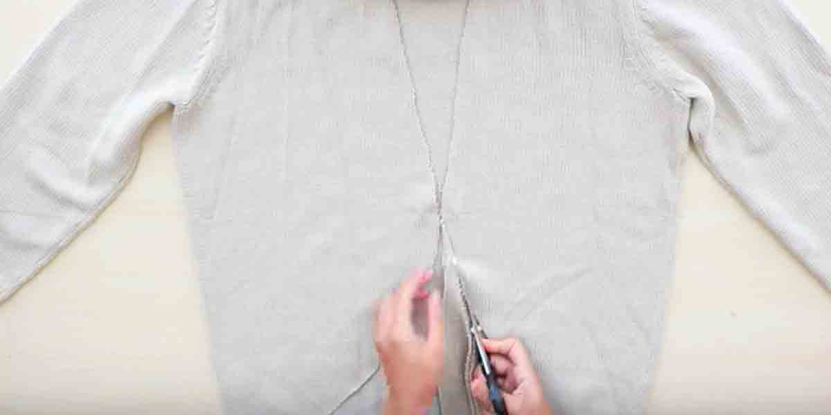 Watch The Incredible Way She Transforms An Ordinary Sweater Making It Very Stylish! | DIY Joy Projects and Crafts Ideas