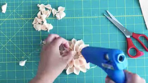 She Makes These Beautiful Felt Flowers And What She Does With Them Is Fabulous! | DIY Joy Projects and Crafts Ideas