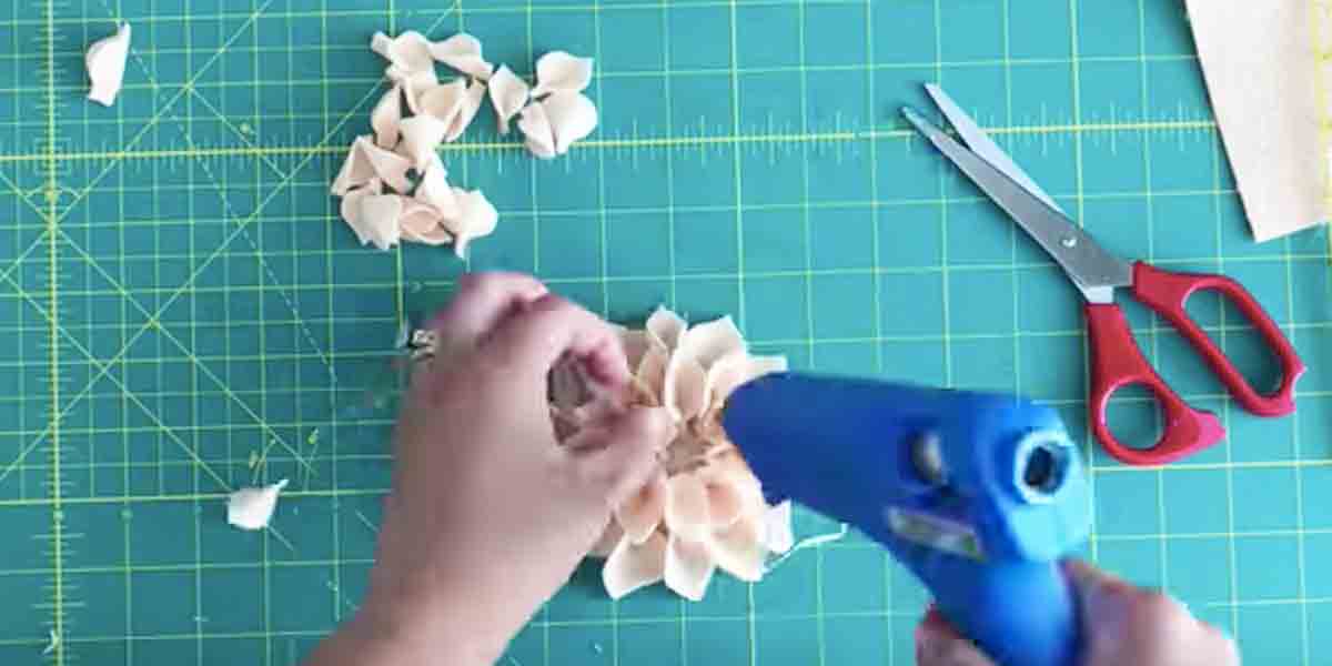 She Makes These Beautiful Felt Flowers And What She Does With Them Is Fabulous! | DIY Joy Projects and Crafts Ideas