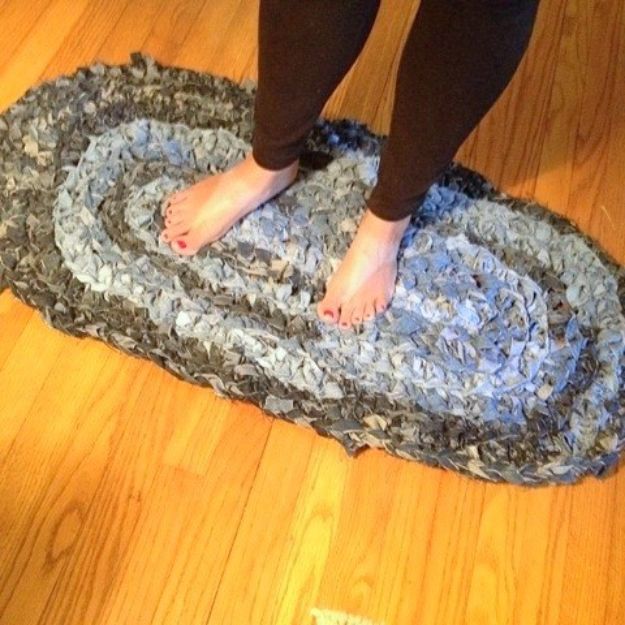 DIY Rugs - Old Jeans Rag Rug - Ideas for An Easy Handmade Rug for Living Room, Bedroom, Kitchen Mat and Cheap Area Rugs You Can Make - Stencil Art Tutorial, Painting Tips, Fabric, Yarn, Old Denim Jeans, Rope, Tshirt, Pom Pom, Fur, Crochet, Woven and Outdoor Projects - Large and Small Carpet #diyrugs #diyhomedecor