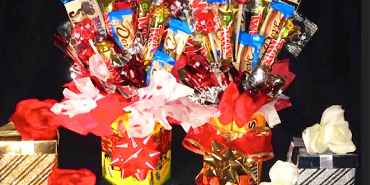 Watch How She Makes A Fun Candy Bouquet For Valentine’s Day Gifts! | DIY Joy Projects and Crafts Ideas