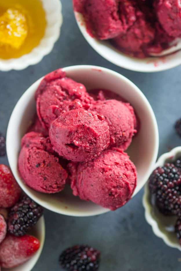 Quick Dessert Recipes - Healthy 5 Minute Berry Frozen Yogurt Recipe - Fast Desserts to Make In Minutes - Sweet Treats, Cookies, Cake and Snack Ideas