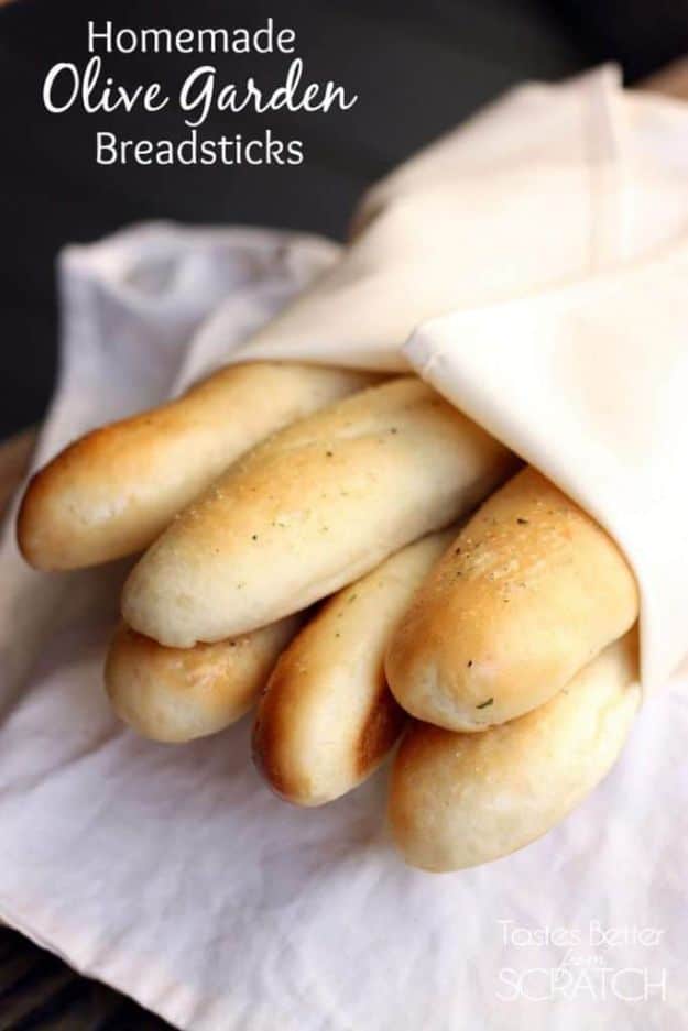 Copycat Recipes - Homemade Olive Garden Breadsticks Recipe - How to Make Breadsticks - Italian Food Recipes #breadrecipes #copycatrecipes