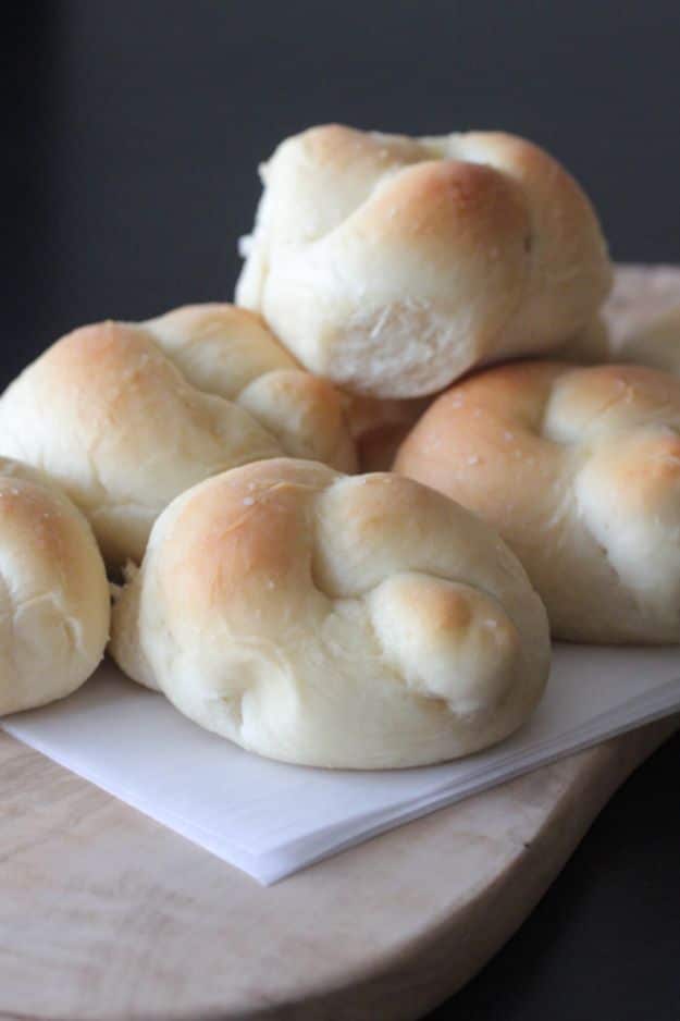 Quick Roll Recipes - One Hour Buttermilk Dinner Rolls - How to Make Homemade Rolls Easy #breadrecipes