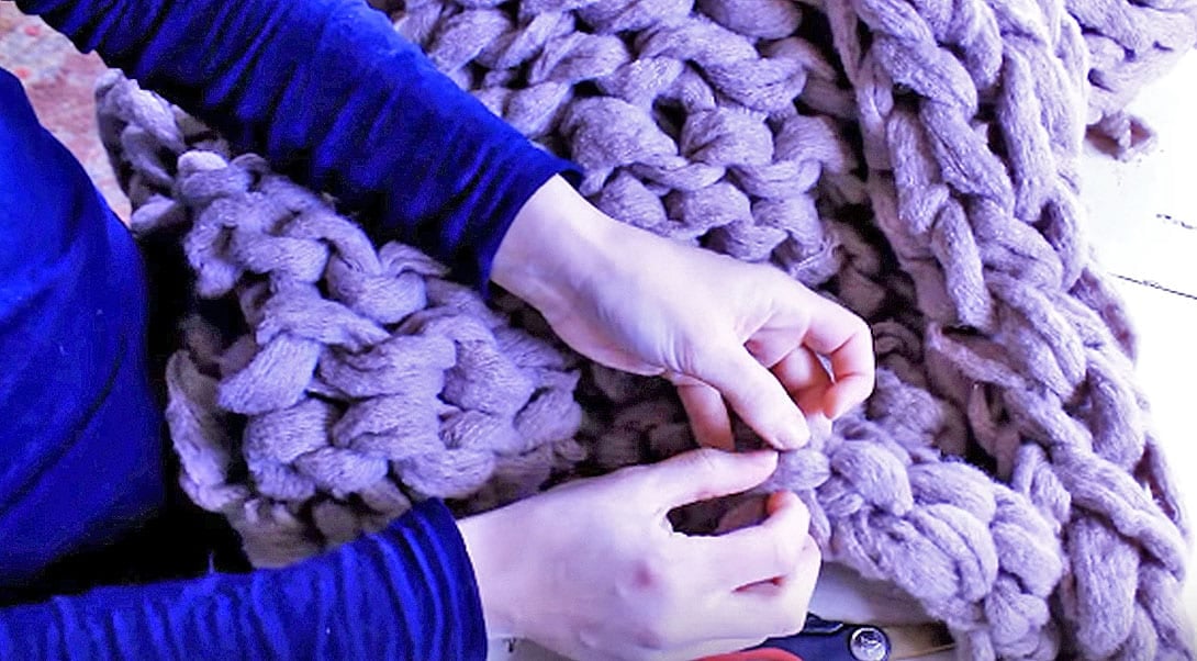 You Need Just One Item To Make This Ultra-Cozy Blanket | DIY Joy Projects and Crafts Ideas