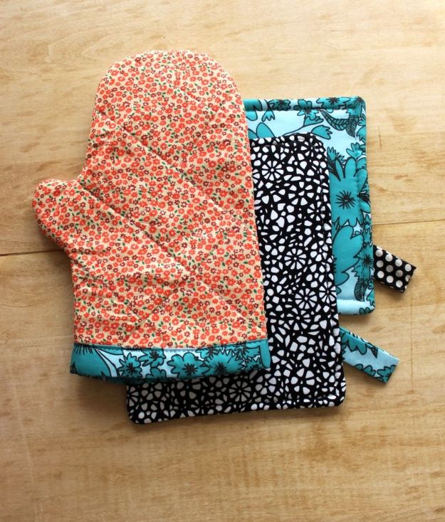 DIY Sewing Projects for the Home - Oven Mitt and Hot Pad DIY - Easy DIY Christmas Gifts and Ideas for Making Kitchen, Bedroom and Bathroom Decor - Free Step by Step Tutorial to Sew