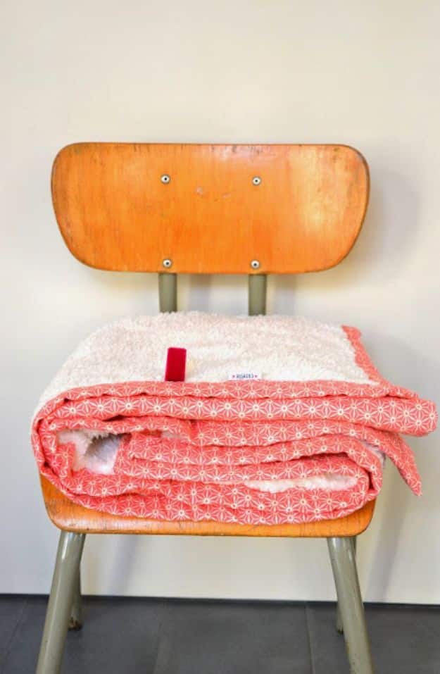 DIY Throw Blankets - Printed Pairing - How to Make Easy Throws and Blanket - Fleece Fabrics, No Sew Tutorial, Crochet, Boho, Fur, Cotton, Flannel Ideas #diyideas #diydecor #diy