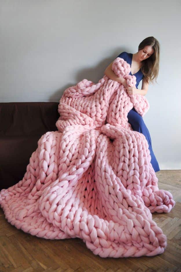 DIY Throw Blankets - Super Chunky Blankets - How to Make Easy Throws and Blanket - Fleece Fabrics, No Sew Tutorial, Crochet, Boho, Fur, Cotton, Flannel Ideas #diyideas #diydecor #diy