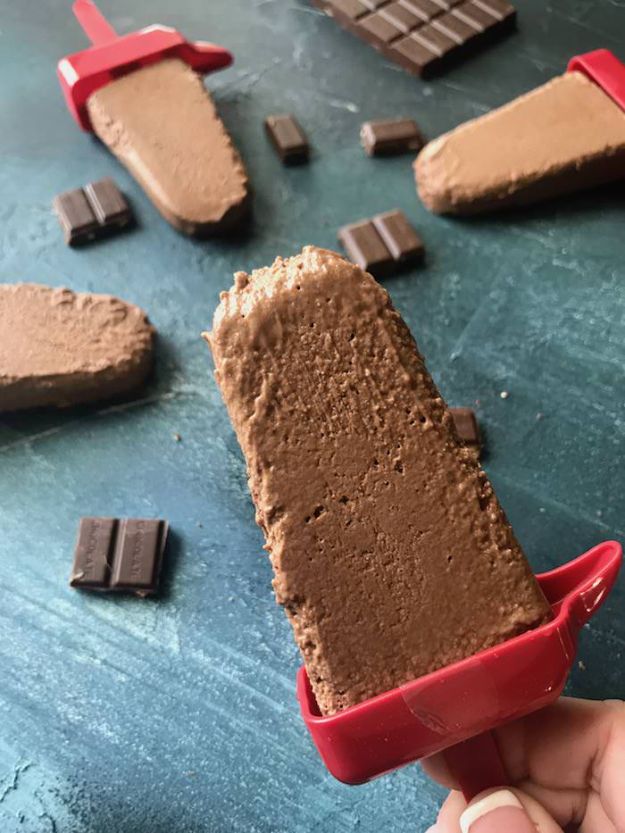 Quick Keto Dessert Recipes - Creamy Keto Fudge Popsicles - Easy Ketogenic Diet Dessert Recipes and Recipe Ideas - Shakes, Cakes In A Mug, Low Carb Brownies, Gluten Free Popsicles