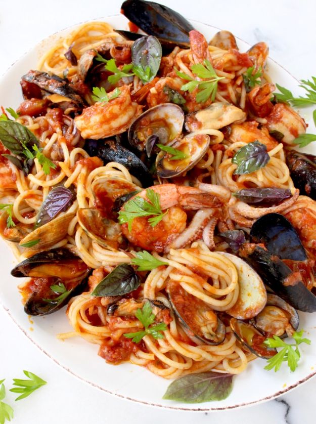 Best Italian Recipes - Frutti di Mare - Authentic and Traditional italian dishes For Dinner, Appetizers, and Easy Lunch - Pasta with Chicken, Lasagna, Noodles With Cheese, Healthy Recipe Ideas - Party Trays and Food For A Crowd - Fettucini, Spaghetti, Alfredo Sauce, Meatballs, Grilled Steak and Fish, Soup, Seafood, Vegetarian and Crockpot Versions #italian 