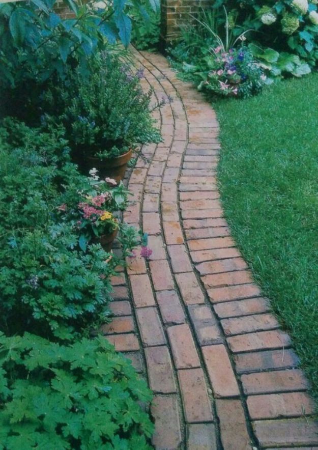 DIY Ideas With Bricks - Garden Trim - Home Decor and Creative Do It Yourself Projects to Make With Bricks - Ideas for Patio, Walkway, Fireplace, Firepit, Mantle, Grill and Art - Inexpensive Decoration Tutorials With Step By Step Instruction for Brick DIY #diy #homeimprovement