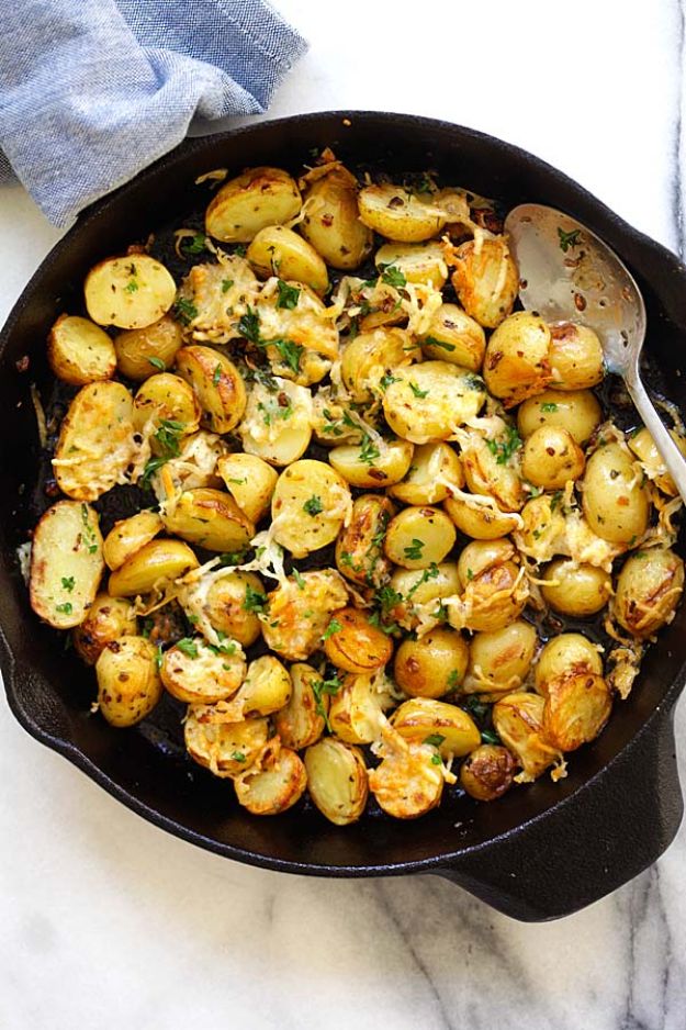 Best Italian Recipes - Italian Roasted Potatoes - Authentic and Traditional italian dishes For Dinner, Appetizers, and Easy Lunch - Pasta with Chicken, Lasagna, Noodles With Cheese, Healthy Recipe Ideas - Party Trays and Food For A Crowd - Fettucini, Spaghetti, Alfredo Sauce, Meatballs, Grilled Steak and Fish, Soup, Seafood, Vegetarian and Crockpot Versions #italian 