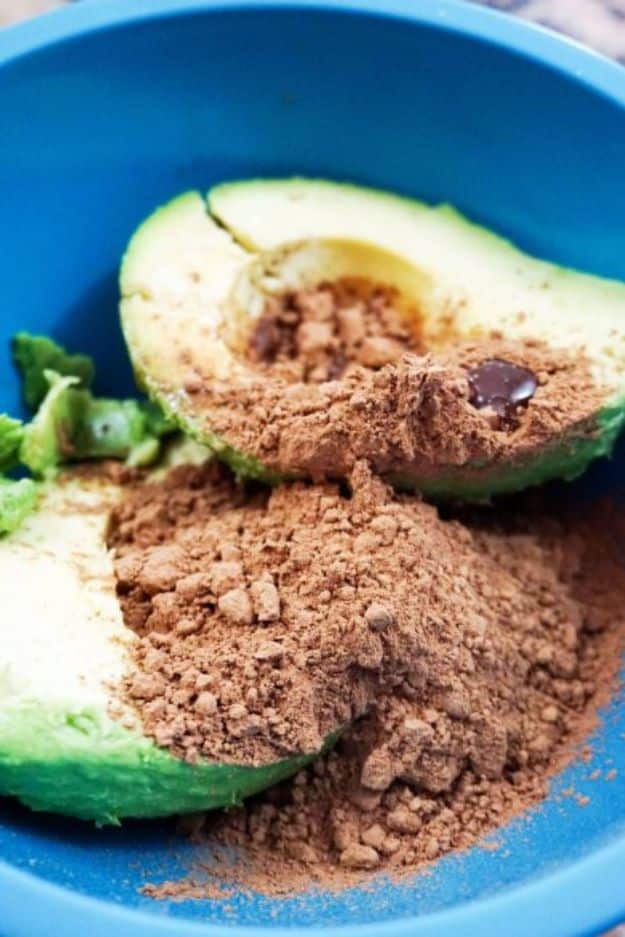 Keto Snacks -Keto Chocolate Avocado Pudding – Keto Friendly - Keto Snack Recipes and Easy Low Carb Foods for the Ketogenic Diet On the Go #keto #ketodiet #ketorecipes