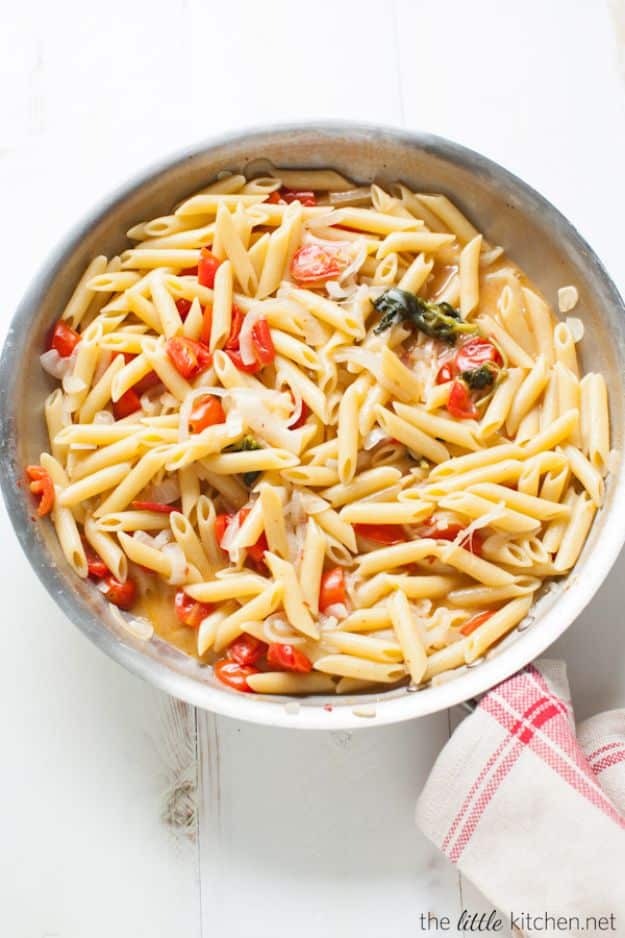 Easy Recipes for Dinner- One Pot Penne Pasta with Tomato & Basil - Quick and Simple Dinner Recipe Ideas for Weeknight and Last Minute Supper - Chicken, Ground Beef, Fish, Pasta, Healthy Salads, Low Fat and Vegetarian Dishes #easyrecipes #dinnerideas #recipes